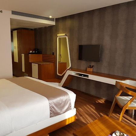 The Blooms Cochin Hotel Kochi Екстериор снимка