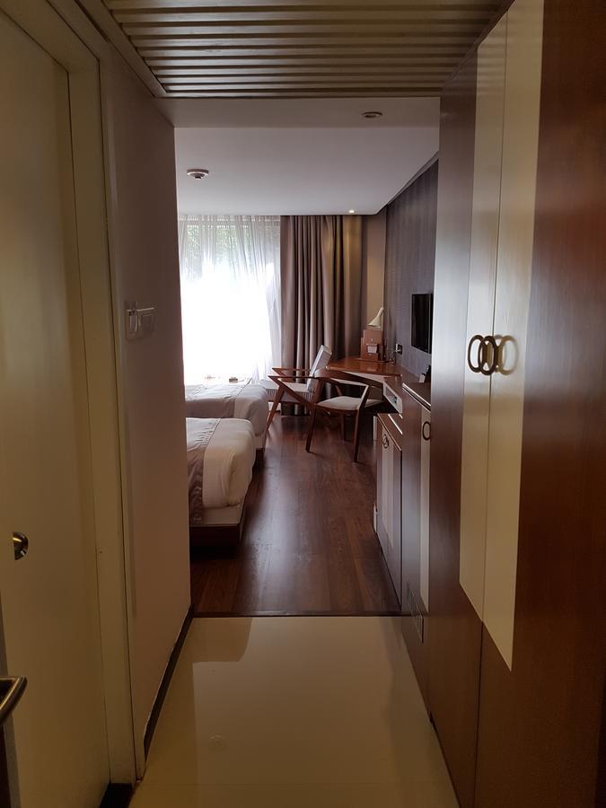 The Blooms Cochin Hotel Kochi Екстериор снимка