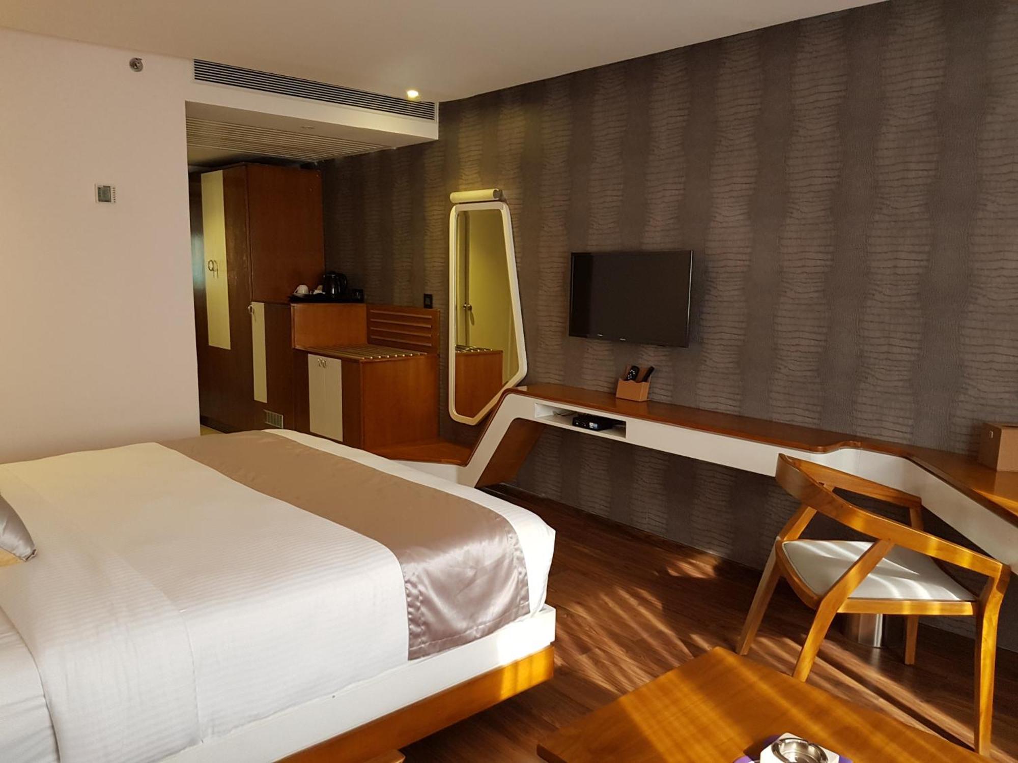 The Blooms Cochin Hotel Kochi Екстериор снимка