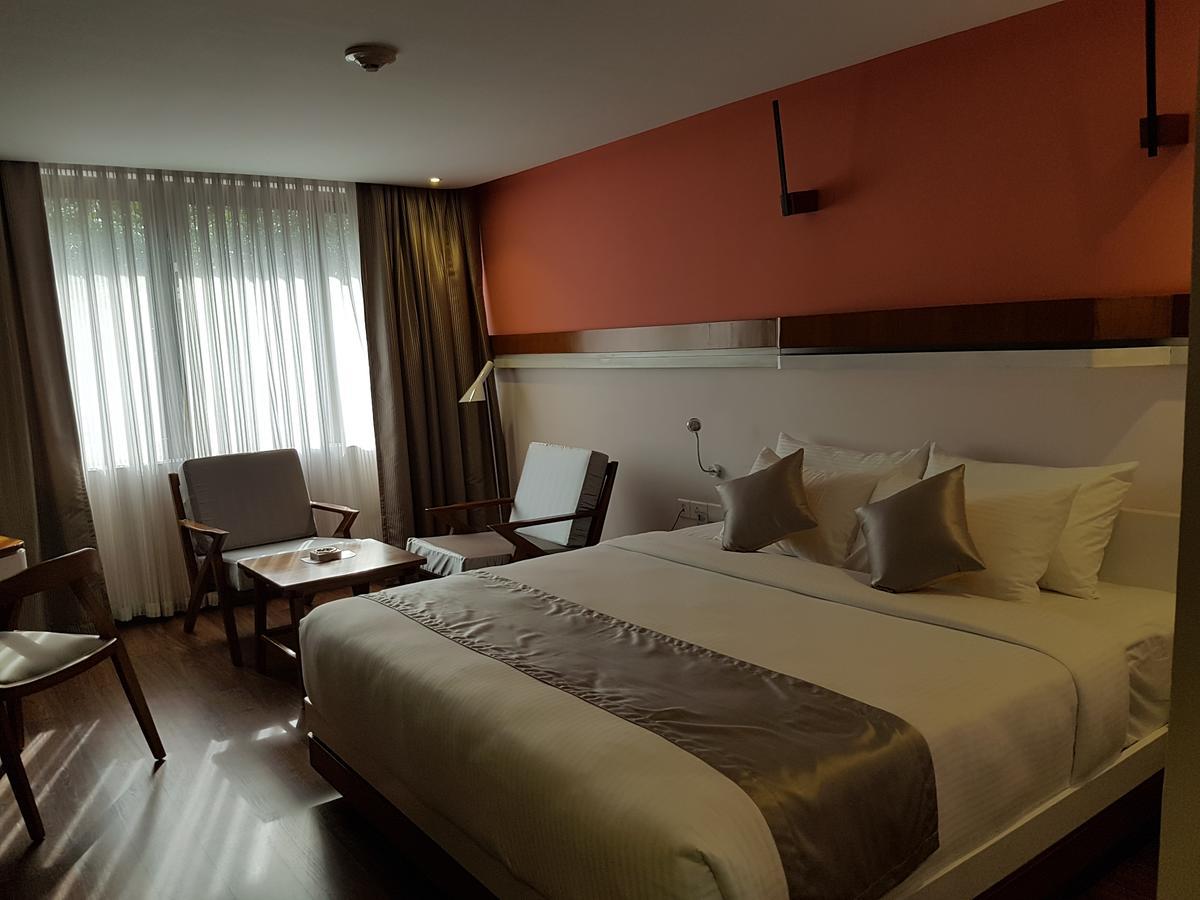 The Blooms Cochin Hotel Kochi Екстериор снимка