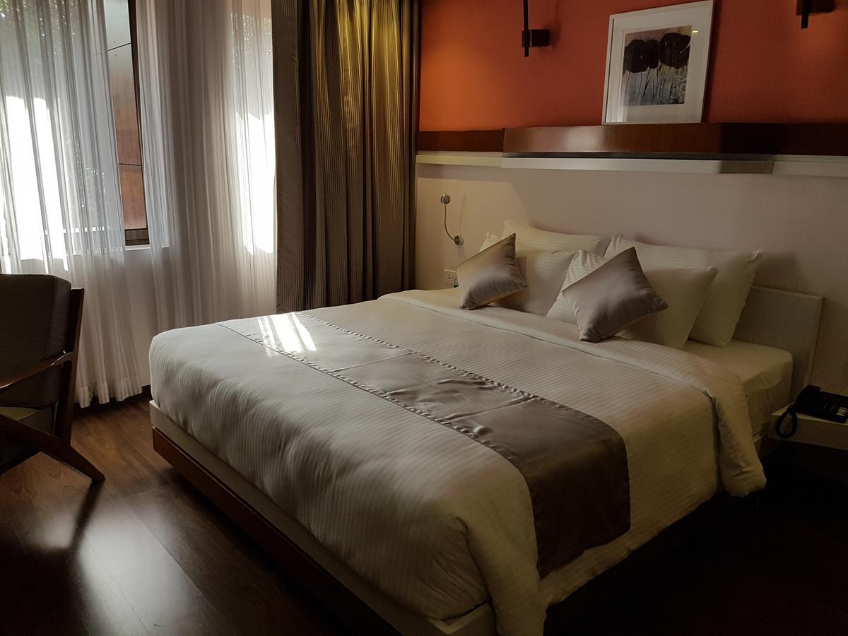 The Blooms Cochin Hotel Kochi Екстериор снимка